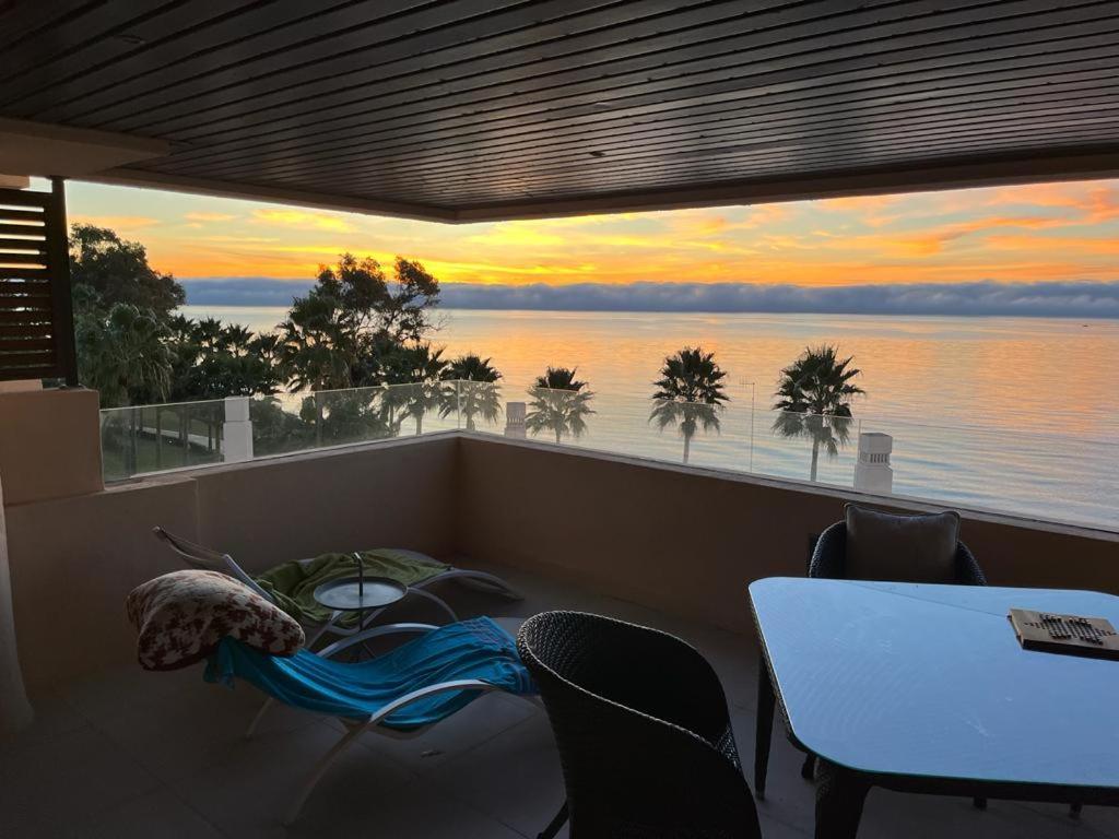 Bahia De La Plata Seafront Appartement Estepona Buitenkant foto