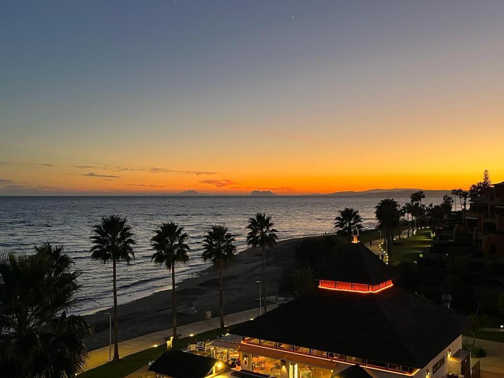 Bahia De La Plata Seafront Appartement Estepona Buitenkant foto